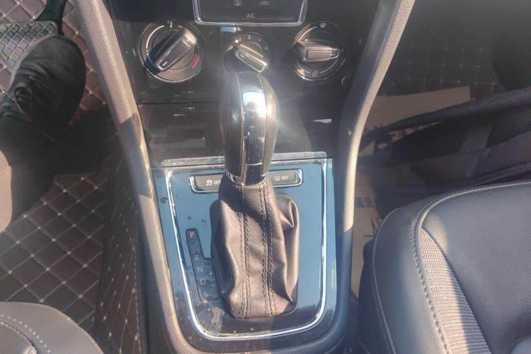 Used Volkswagen Bora 2014 1.6L Automatic Comfort Model Gear Lever
