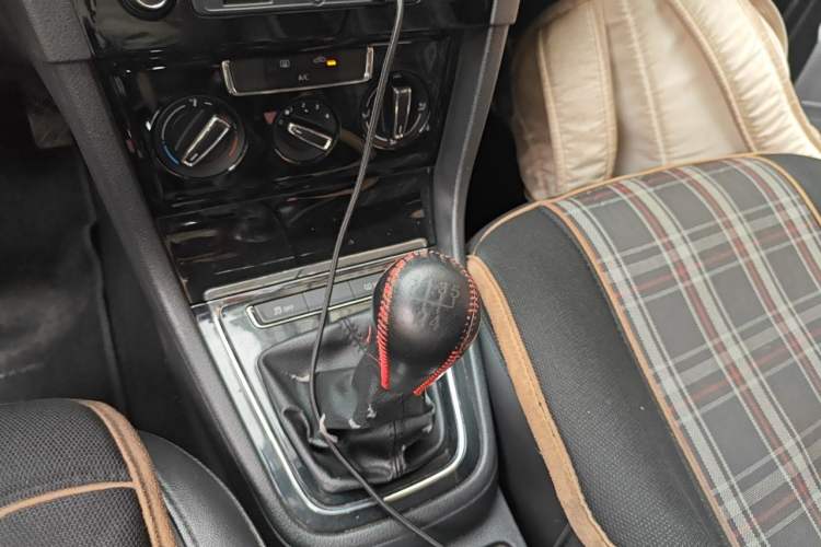 Used Volkswagen Bora 2014 1.6L Manual Comfort Model Gear Lever