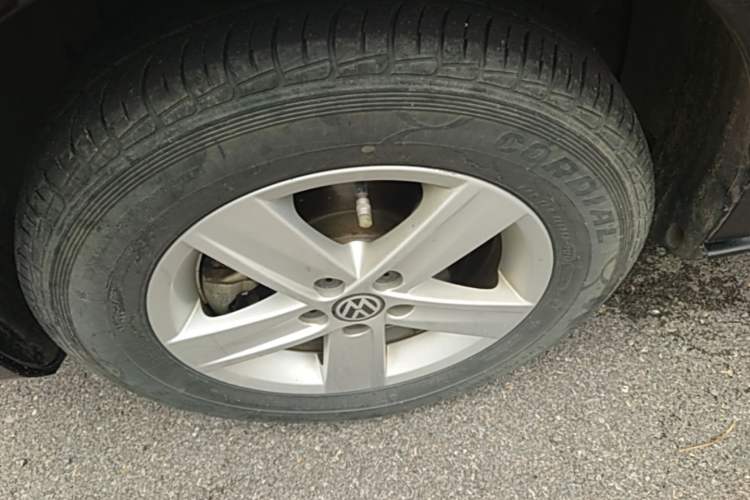 Used Volkswagen Bora 2014 1.6L Automatic Fashion Model Left Front Wheel Hub