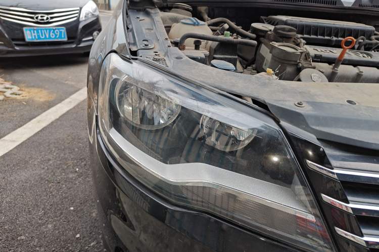 Used Volkswagen Bora 2014 1.6L Automatic Comfort Model Right Front Headlight