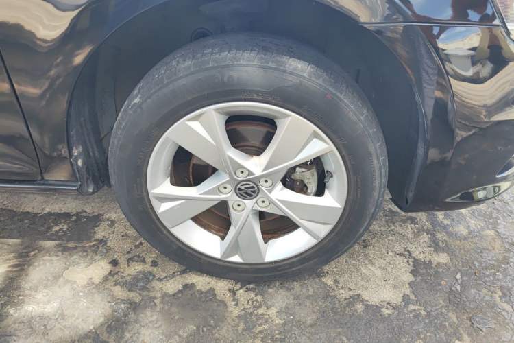 Used Volkswagen Bora 2014 1.6L Automatic Comfort Model Right Front Wheel Hub