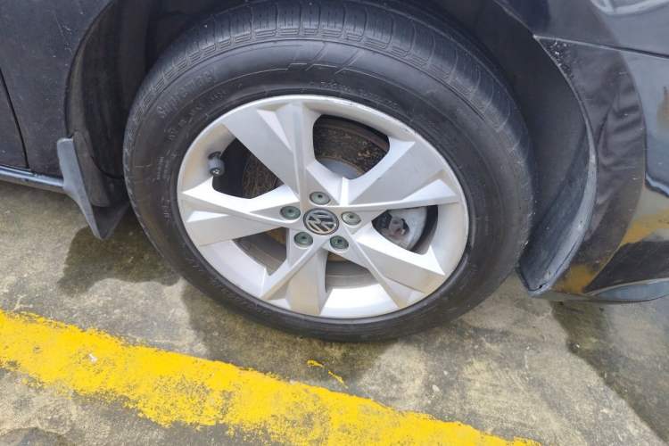 Used Volkswagen Bora 2014 1.6L Automatic Comfort Model Right Front Wheel Hub