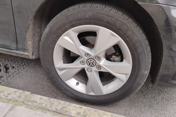Used Volkswagen Bora 2014 1.6L Automatic Comfort Model Right Front Wheel Hub