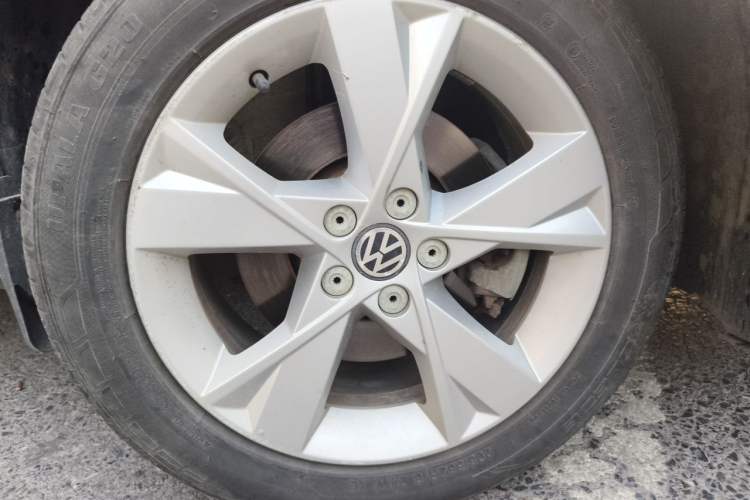 Used Volkswagen Bora 2014 1.6L Automatic Comfort Model Right Front Wheel Hub