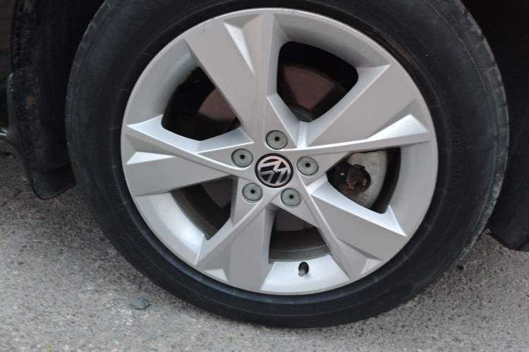 Used Volkswagen Bora 2014 1.6L Automatic Comfort Model Right Front Wheel Hub
