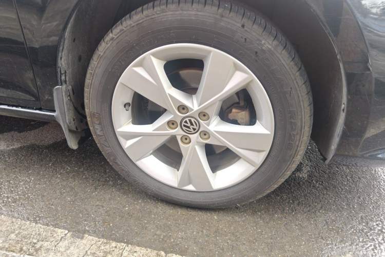Used Volkswagen Bora 2014 1.6L Automatic Comfort Model Right Front Wheel Hub