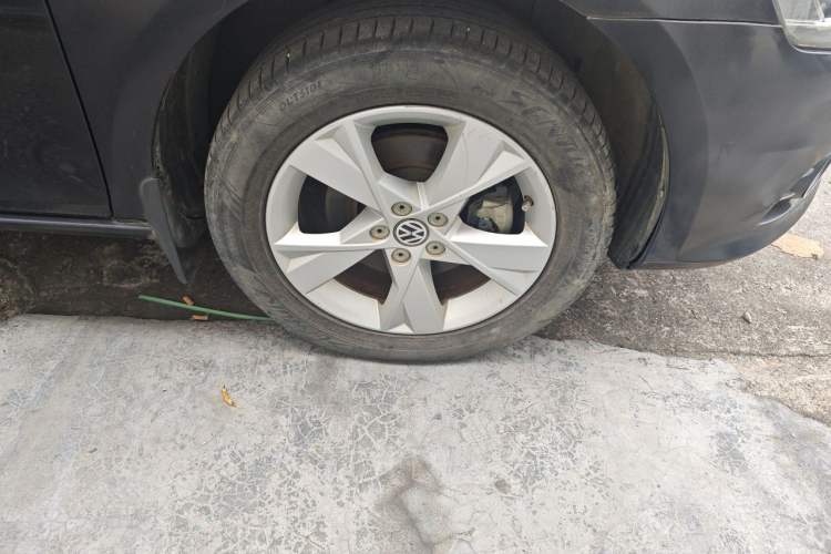 Used Volkswagen Bora 2014 1.4 TSI Manual Comfort Model Right Front Wheel Hub