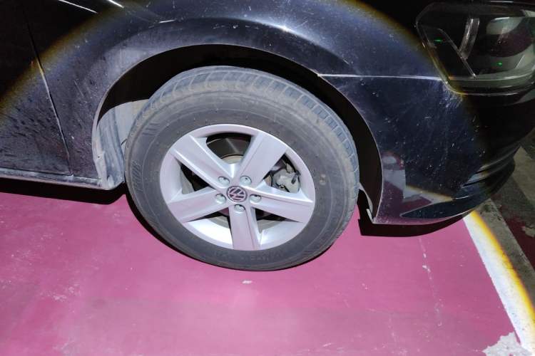 Used Volkswagen Bora 2014 1.6L Automatic Fashion Model Right Front Wheel Hub