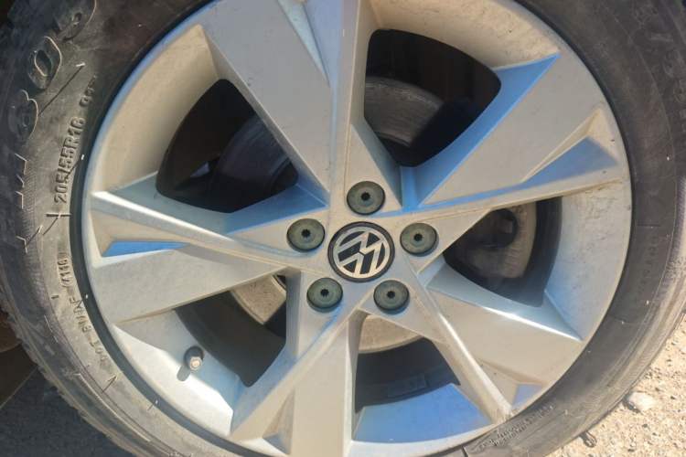 Used Volkswagen Bora 2014 1.6L Manual Comfort Model Right Front Wheel Hub