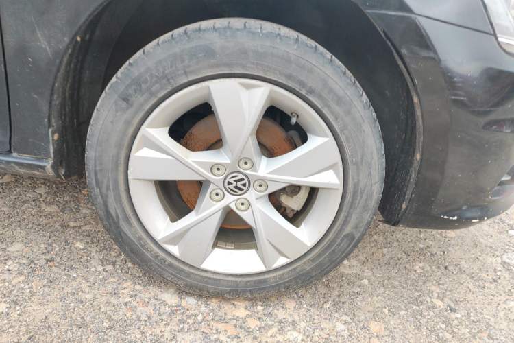 Used Volkswagen Bora 2014 1.6L Manual Comfort Model Right Front Wheel Hub