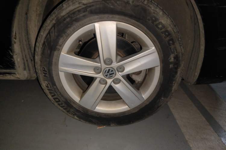 Used Volkswagen Bora 2014 1.6L Manual Fashion Edition Right Front Wheel Hub