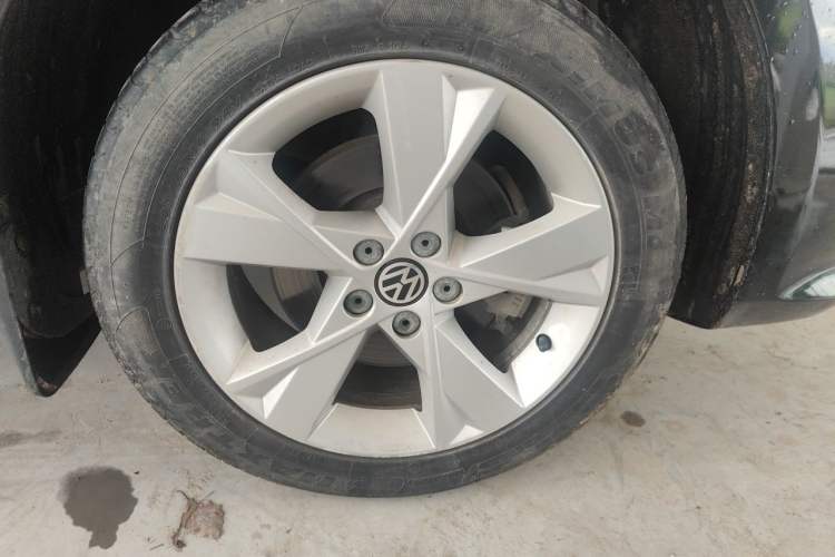 Used Volkswagen Bora 2014 1.6L Automatic Comfort Model Right Front Wheel Hub