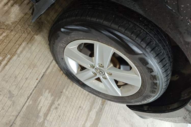 Used Volkswagen Bora 2014 1.6L Manual Fashion Edition Right Front Wheel Hub