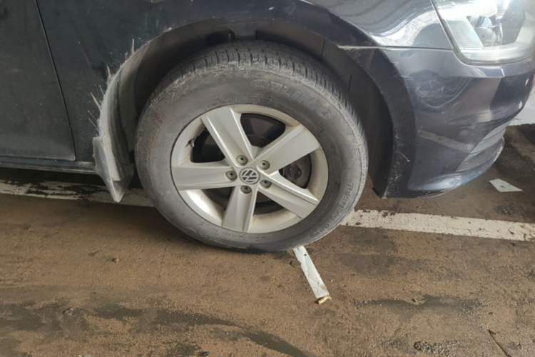 Used Volkswagen Bora 2014 1.6L Manual Fashion Edition Right Front Wheel Hub