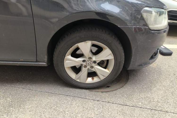 Used Volkswagen Bora 2014 1.6L Automatic Comfort Model Right Front Wheel Hub
