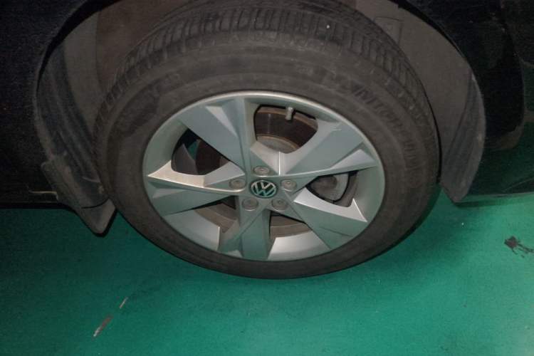 Used Volkswagen Bora 2014 1.6L Automatic Comfort Model Right Front Wheel Hub