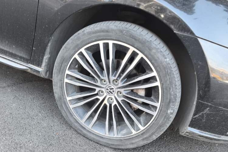 Used Volkswagen Bora 2014 1.4TSI Automatic Sportline Right Front Wheel Hub