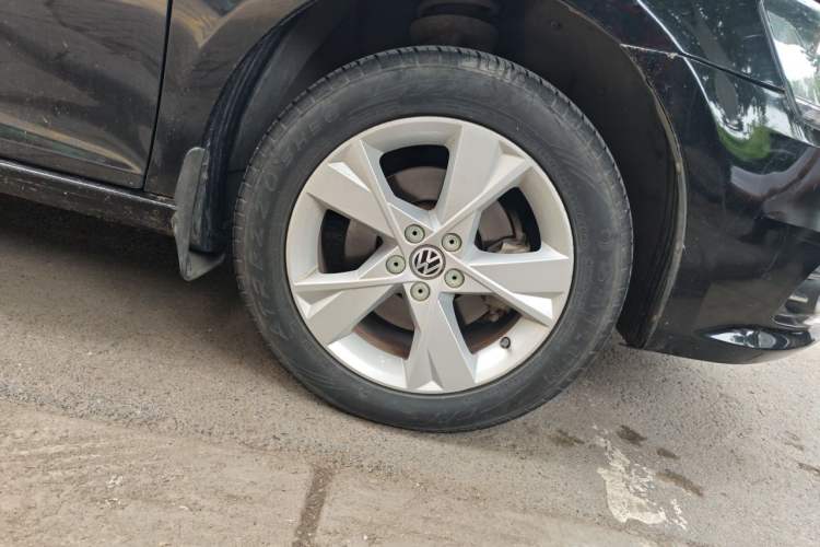 Used Volkswagen Bora 2014 1.6L Automatic Comfort Model Right Front Wheel Hub