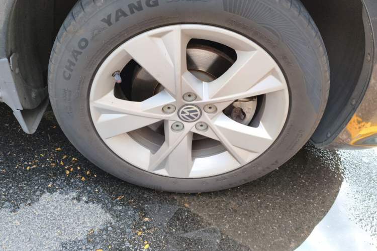 Used Volkswagen Bora 2014 1.6L Automatic Comfort Model Right Front Wheel Hub