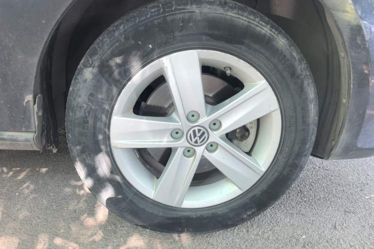 Used Volkswagen Bora 2014 1.6L Automatic Fashion Model Right Front Wheel Hub