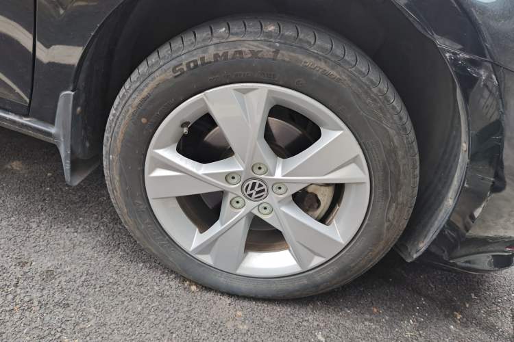 Used Volkswagen Bora 2014 1.6L Automatic Comfort Model Right Front Wheel Hub