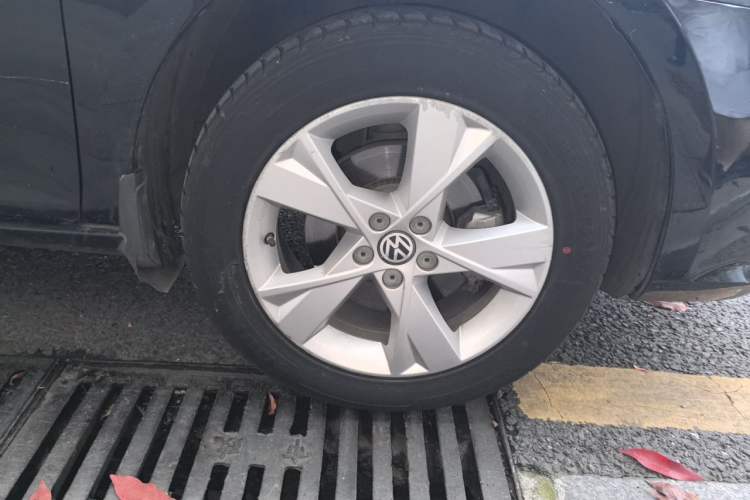 Used Volkswagen Bora 2014 1.6L Automatic Comfort Model Right Front Wheel Hub