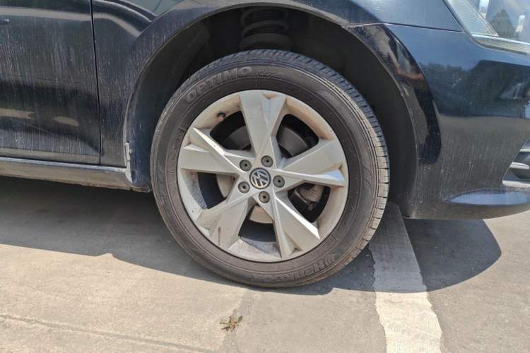 Used Volkswagen Bora 2014 1.6L Automatic Comfort Model Right Front Wheel Hub