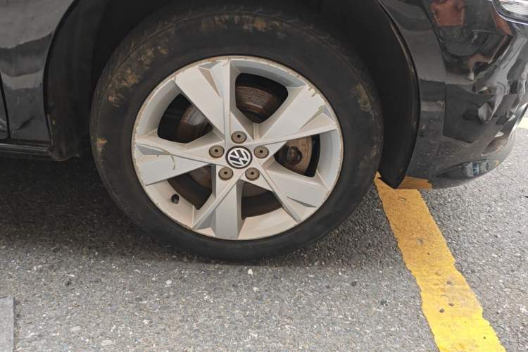 Used Volkswagen Bora 2014 1.6L Manual Comfort Model Right Front Wheel Hub