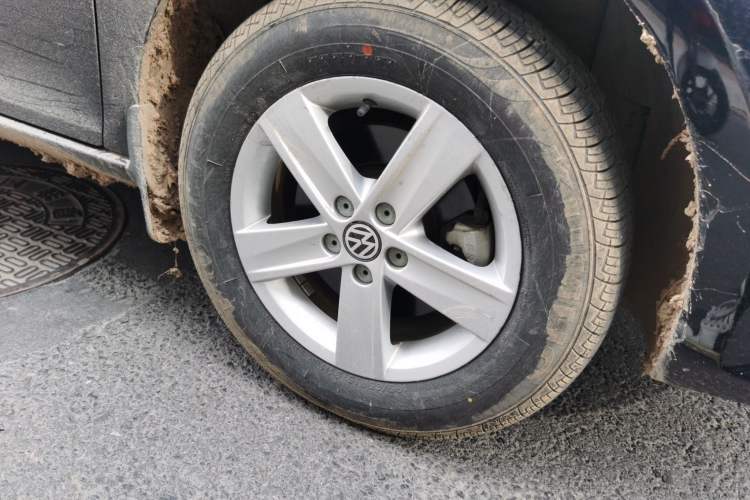 Used Volkswagen Bora 2014 1.6L Manual Fashion Edition Right Front Wheel Hub