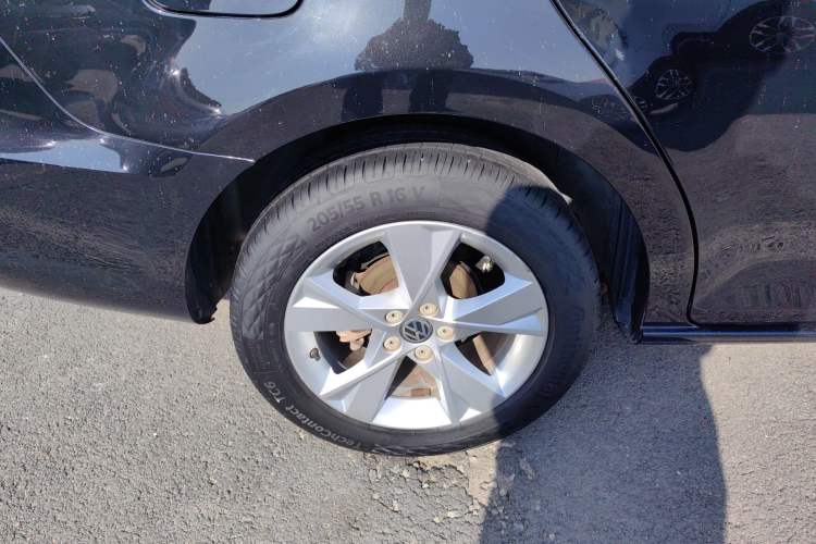 Used Volkswagen Bora 2014 1.6L Automatic Comfort Model Right Rear Wheel Hub