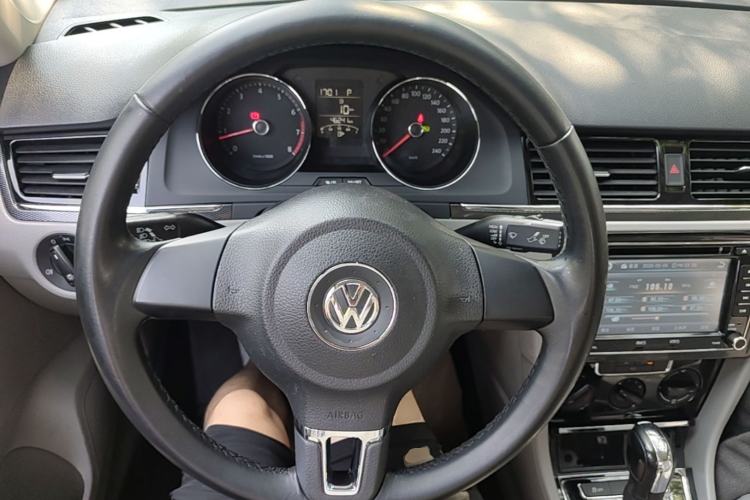 Used Volkswagen Bora 2014 1.6L Automatic Fashion Model Steering Wheel
