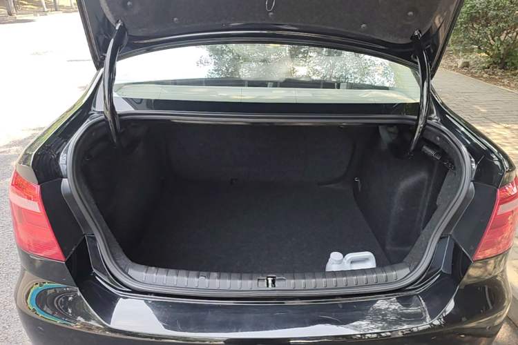Used Volkswagen Bora 2014 1.6L Automatic Fashion Model Trunk