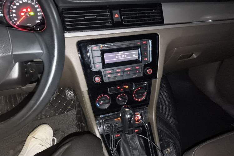 Used Volkswagen Bora 2014 1.6L Automatic Comfort Model Audio And AC Panel