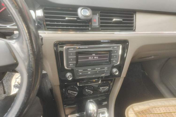 Used Volkswagen Bora 2014 1.6L Automatic Comfort Model Audio And AC Panel