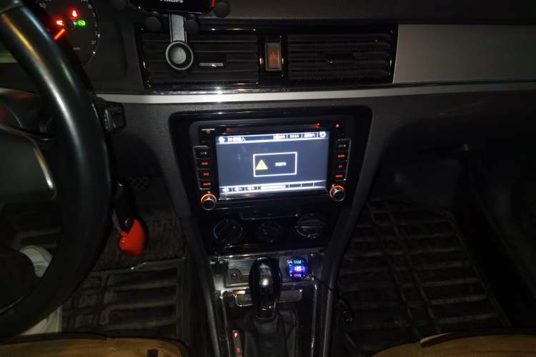Used Volkswagen Bora 2014 1.6L Automatic Fashion Model Audio And AC Panel