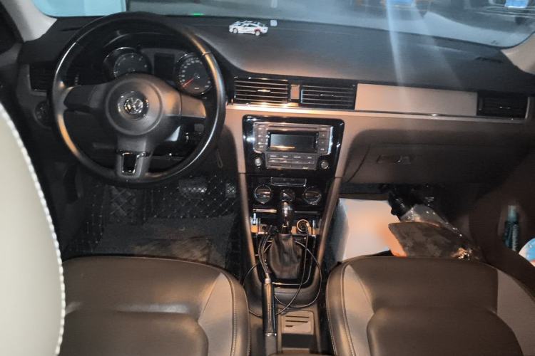 Used Volkswagen Bora 2014 1.6L Automatic Comfort Model Center Console