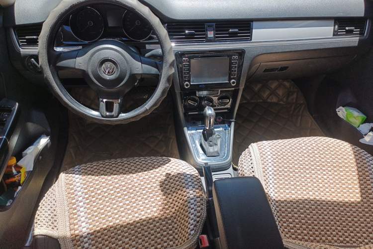 Used Volkswagen Bora 2014 1.6L Automatic Comfort Model Center Console