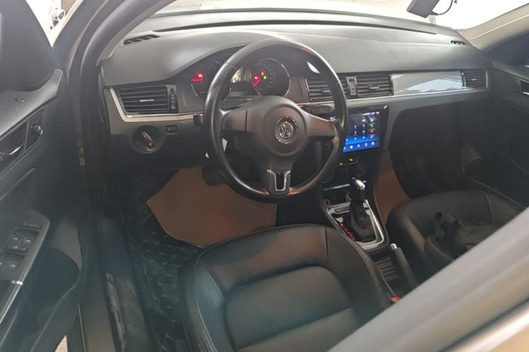 Used Volkswagen Bora 2014 1.6L Automatic Fashion Model Center Console