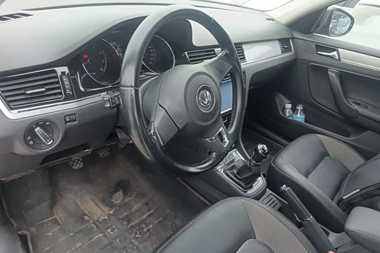 Used Volkswagen Bora 2014 1.6L Manual Fashion Edition Center Console