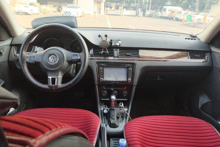 Used Volkswagen Bora 2014 1.6L Automatic Luxury Model Center Console