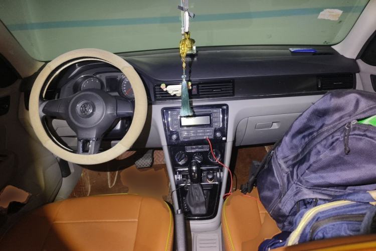 Used Volkswagen Bora 2014 1.6L Automatic Fashion Model Center Console