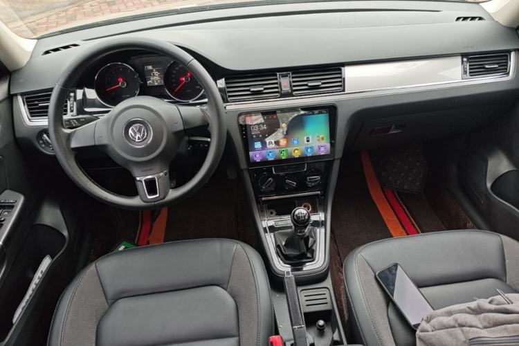 Used Volkswagen Bora 2014 1.6L Manual Comfort Model Center Console