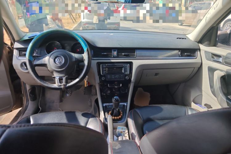Used Volkswagen Bora 2014 1.6L Manual Fashion Edition Center Console