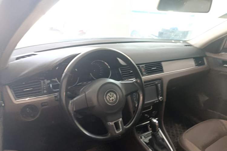 Used Volkswagen Bora 2014 1.6L Automatic Comfort Model Center Console