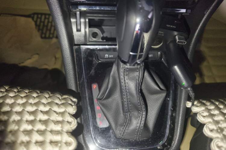 Used Volkswagen Bora 2014 1.4TSI Automatic Comfort Model Gear Lever