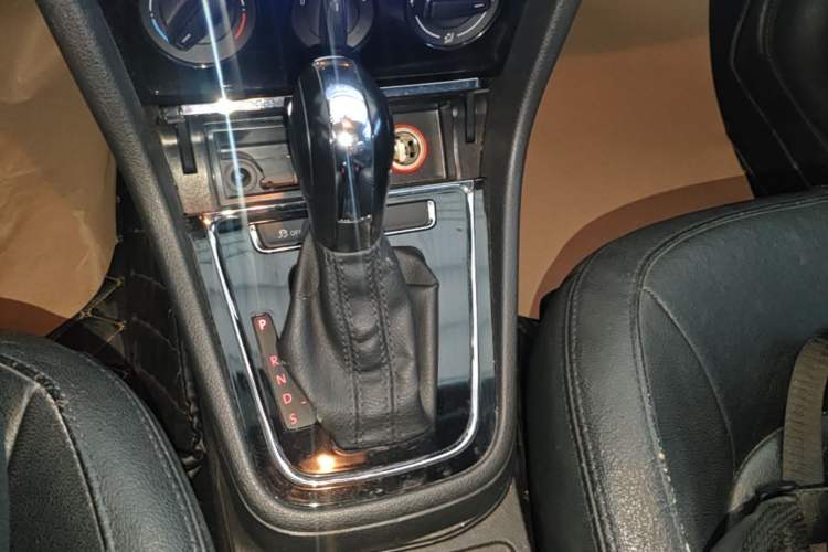Used Volkswagen Bora 2014 1.6L Automatic Fashion Model Gear Lever