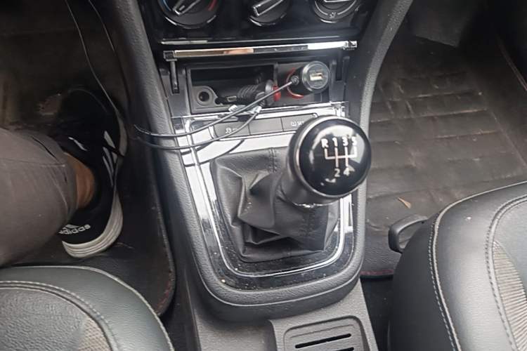 Used Volkswagen Bora 2014 1.6L Manual Fashion Edition Gear Lever