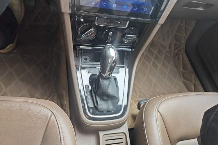 Used Volkswagen Bora 2014 1.4TSI Automatic Comfort Model Gear Lever