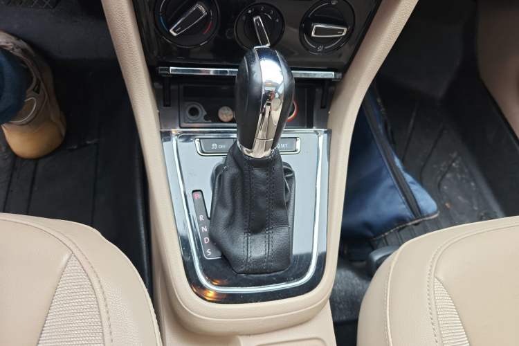 Used Volkswagen Bora 2014 1.6L Automatic Comfort Model Gear Lever