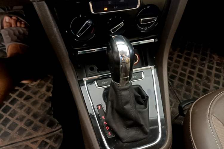 Used Volkswagen Bora 2014 1.6L Automatic Comfort Model Gear Lever